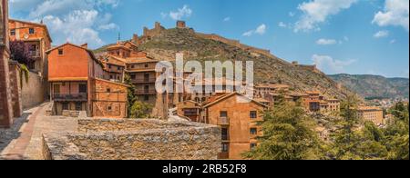 Panoramablick auf das historische Zentrum von Albarracín, das zu einer historisch-künstlerischen Stätte und einer der schönsten Städte Spaniens, Teruel, Europa, erklärt wurde. Stockfoto