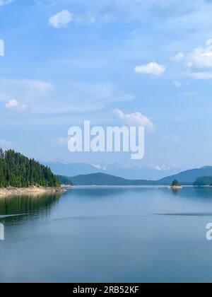 Der Blick vom Hungry Horse Dam und Reservoir in der Nähe des Glacier National Park in Hungry Horse, Montana. Stockfoto