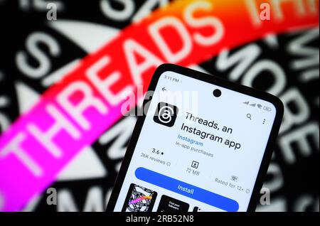 In dieser Fotoabbildung wird ein Thread-App-Logo auf einem Smartphone angezeigt. Stockfoto