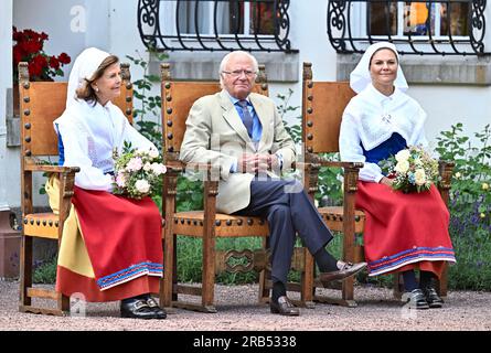 Borgholm, Schweden. 07. Juli 2023. König Carl XVI Gustaf überreichte am 7. Juli 2023 in Solliden in Öland, Schweden, gemeinsam mit Königin Silvia und Kronprinzessin Victoria Bitte Börjesson mit dem Preis „Ölänning och the Year“. Das Engagement und Engagement von Bitte Börjesson für lokale Verbände haben die Voraussetzungen geschaffen, dass Generationen von Jugendlichen auf der Insel Öland eine Leidenschaft für Sport finden. Foto: Jonas Ekströmer/TT/kod 10030 Kredit: TT News Agency/Alamy Live News Stockfoto