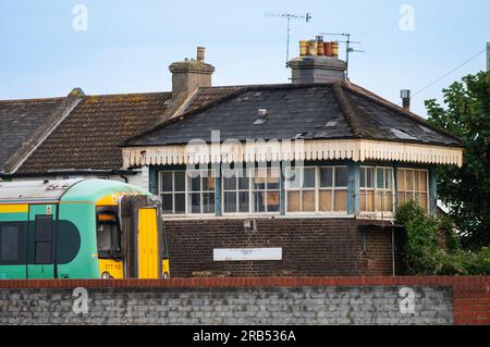 Littlehampton Railway Signal Box, Klasse II gelistet, Typ 2 Signalbox gebaut 1886 mit Klasse 377 Electrostar Zug. Britische Eisenbahn in West Sussex, Großbritannien. Stockfoto