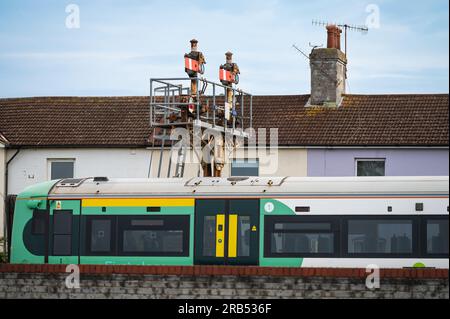 Klasse 377 Electrostar-Zug, der an alten mechanischen Halbleitersignalen in der Nähe des Bahnhofs Littlehampton vorbeifährt. Britische Eisenbahn in West Sussex, Großbritannien. Stockfoto