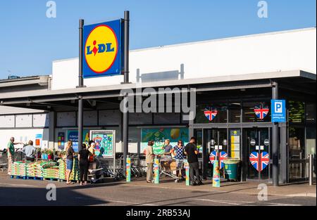 Schlange von Leuten, die vor einem großen Lidl Food & Grocery Store oder Lebensmittelhändler anstehen und auf die Eröffnung in Littlehampton, West Sussex, Großbritannien, warten. Stockfoto