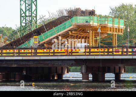 Harefield, Großbritannien. 6. Juli 2023. Bau des HS2 High Speed Rail Colne Valley Viaduct über das Hillingdon Outdoor Activities Centre (HOAC). HOAC musste wegen HS2 Bauarbeiten schließen und muss noch einen neuen Standort finden. Das viel kritisierte Hochgeschwindigkeitsbahnprojekt liegt weiterhin weit über dem Budget und dem Zeitplan. Kredit: Maureen McLean/Alamy Live News Stockfoto