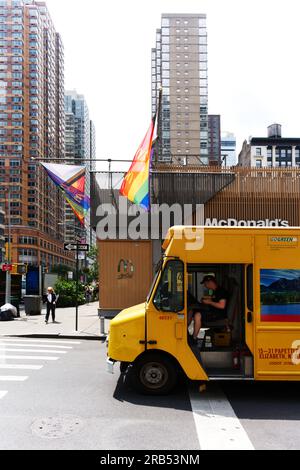 DHL-Lieferwagen und McDonald's mit LGBTQ+ Flags Stockfoto