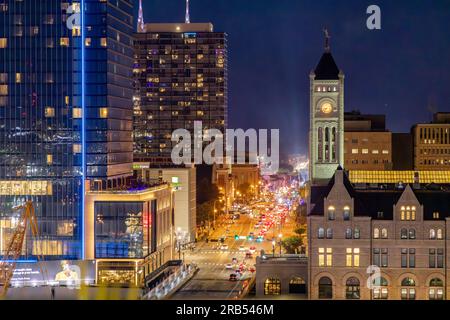 Bild einer Stadtlandschaft im Stadtzentrum von nashville bei Nacht Stockfoto