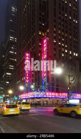 Radio City Music Hall im Nebel Stockfoto