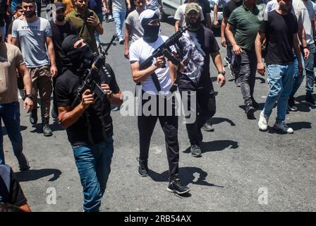 Nablus, Palästina. 07. Juli 2023. Maskierte Schützen nehmen an der Beerdigung zweier Palästinenser Teil, die von israelischen Spezialeinheiten im nördlichen Westjordanland getötet wurden. Eine israelische Spezialeinheit infiltrierte die Altstadt von Nablus und tötete zwei palästinensische Schützen. Die Spezialeinheit zog sich zurück, nachdem die israelische Armee kam und das Gebiet sicherstellte. Kredit: SOPA Images Limited/Alamy Live News Stockfoto