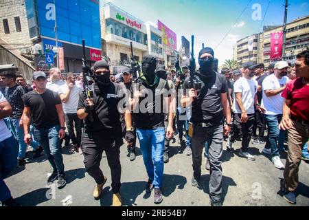Nablus, Palästina. 07. Juli 2023. Maskierte Schützen nehmen an der Beerdigung zweier Palästinenser Teil, die von israelischen Spezialeinheiten im nördlichen Westjordanland getötet wurden. Eine israelische Spezialeinheit infiltrierte die Altstadt von Nablus und tötete zwei palästinensische Schützen. Die Spezialeinheit zog sich zurück, nachdem die israelische Armee kam und das Gebiet sicherstellte. Kredit: SOPA Images Limited/Alamy Live News Stockfoto