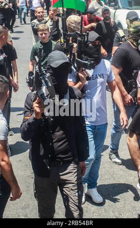 Nablus, Palästina. 07. Juli 2023. Maskierte Schützen nehmen an der Beerdigung zweier Palästinenser Teil, die von israelischen Spezialeinheiten im nördlichen Westjordanland getötet wurden. Eine israelische Spezialeinheit infiltrierte die Altstadt von Nablus und tötete zwei palästinensische Schützen. Die Spezialeinheit zog sich zurück, nachdem die israelische Armee kam und das Gebiet sicherstellte. Kredit: SOPA Images Limited/Alamy Live News Stockfoto