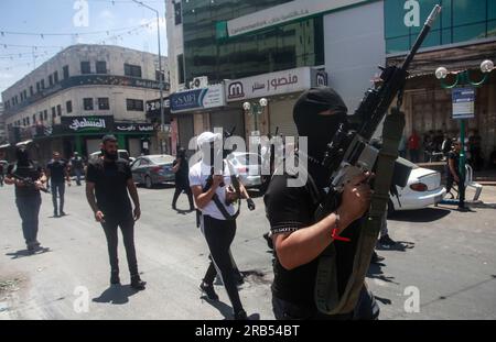Nablus, Palästina. 07. Juli 2023. Maskierte Schützen nehmen an der Beerdigung zweier Palästinenser Teil, die von israelischen Spezialeinheiten im nördlichen Westjordanland getötet wurden. Eine israelische Spezialeinheit infiltrierte die Altstadt von Nablus und tötete zwei palästinensische Schützen. Die Spezialeinheit zog sich zurück, nachdem die israelische Armee kam und das Gebiet sicherstellte. Kredit: SOPA Images Limited/Alamy Live News Stockfoto