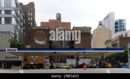 Mobil-Tankstelle auf der 10. Avenue Stockfoto