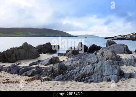 Der Strand von Ballydonegan, Allihies, County Cork, Irland - John Gollop Stockfoto