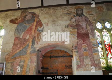 Seltene Wandmalereien vor der Reformation an den Innenwänden der Breage Parish Church, Cornwall, Großbritannien - John Gollop Stockfoto