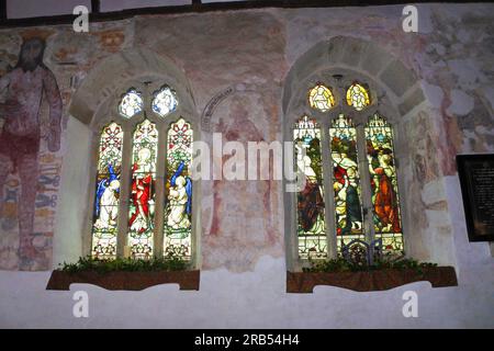 Seltene Wandmalereien vor der Reformation an den Innenwänden der Breage Parish Church, Cornwall, Großbritannien - John Gollop Stockfoto