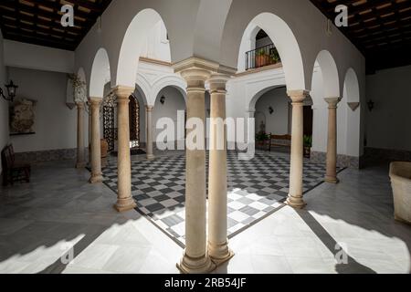 Weißer Innenhof mit Versteinerung und feinen Säulen des Mayorazgo-Palastes aus dem 17. Jahrhundert in Arcos de la Frontera, Cadiz, Andalusien, Spanien Stockfoto