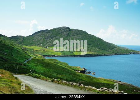 Die Küste zwischen Allihies und Eyeries, County Cork, Irland - John Gollop Stockfoto