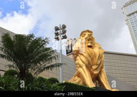 Statue des goldenen Löwen in MGM Cotai, eines der berühmten Kasinos und Resorts in macau Stockfoto