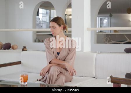 Junge Frau in der Bar, die Cocktail trinkt Stockfoto