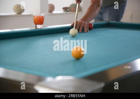 Billard spielen - Nahaufnahme eines Mannes, der Billard spielt Stockfoto