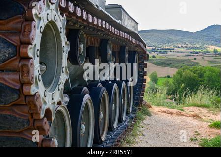 Nahaufnahme der raupe, der Ketten und Antriebsräder eines alten Panzers, gepanzerter Wagen, Militärgrün, M60 Patton der amerikanischen Armee in Europa Stockfoto