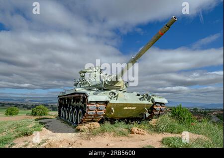 Panzerwagen M60 patton von der spanischen Armee, unbenutzt, grün in Rojas, einer kleinen Stadt in Burgos, mitten auf dem Feld auf einem Hügel, weiter Stockfoto