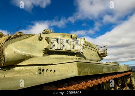 Nahaufnahme der Raketenwerfer eines alten Panzers, gepanzerten Autos, Militärgrün, M60 patton der amerikanischen Armee in Europa und später der Spanier Stockfoto