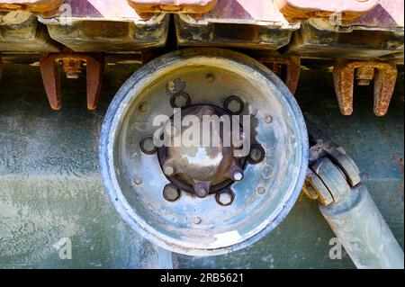 Nahaufnahme des inneren oberen Rads der raupe, der Ketten und Antriebsräder eines alten Panzers, gepanzerter Wagen, Militärgrün, M60 Patton Stockfoto