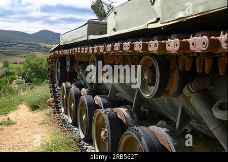 Nahaufnahme der raupe, der Ketten und Antriebsräder eines alten Panzers, gepanzerter Wagen, Militärgrün, M60 Patton der amerikanischen Armee in Europa Stockfoto