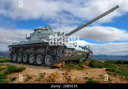 Panzerwagen M60 patton von der spanischen Armee, unbenutzt, grün in Rojas, einer kleinen Stadt in Burgos, mitten auf dem Feld auf einem Hügel, weiter Stockfoto