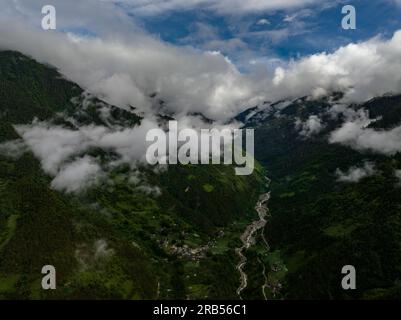 (230707) -- GONGSHAN, 7. Juli 2023 (Xinhua) -- Dieses Luftfoto wurde am 5. Juli 2023 aufgenommen und zeigt einen Blick auf das Dorf Qiunatong im Dorf Bingzhongluo in Gongshan Dulong und Nu Autonomous County, Lisu Autonomous Prefecture of Nujiang, Provinz Yunnan im Südwesten Chinas. Der Fluss Nujiang, der vom Tanggula-Gebirge auf dem Qinghai-Tibet-Plateau herunterfließt, verläuft durch die majestätischen Berge von Yunnan, wo sich ein herrlicher Canyon bildet. Eingebettet an der nördlichsten Spitze des Nujiang River Canyon ist das Dorf Qiunatong, Heimat einer einzigartigen Bibliothek namens „Banshan Huayu“ (Half Hill) Stockfoto