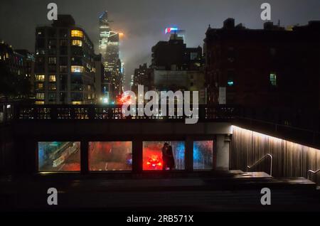 Küssen in Nigh Mist, der High Line, NYC Stockfoto