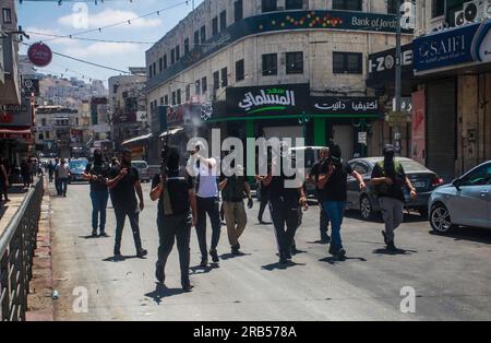 Nablus, Palästina. 07. Juli 2023. Maskierte Schützen nehmen an der Beerdigung zweier Palästinenser Teil, die von israelischen Spezialeinheiten im nördlichen Westjordanland getötet wurden. Eine israelische Spezialeinheit infiltrierte die Altstadt von Nablus und tötete zwei palästinensische Schützen. Die Spezialeinheit zog sich zurück, nachdem die israelische Armee kam und das Gebiet sicherstellte. (Foto von Nasser Ishtayeh/SOPA Images/Sipa USA) Guthaben: SIPA USA/Alamy Live News Stockfoto