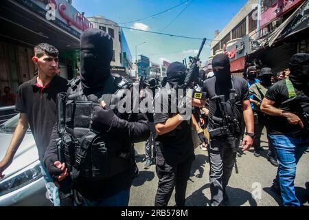 Nablus, Palästina. 07. Juli 2023. Maskierte Schützen nehmen an der Beerdigung zweier Palästinenser Teil, die von israelischen Spezialeinheiten im nördlichen Westjordanland getötet wurden. Eine israelische Spezialeinheit infiltrierte die Altstadt von Nablus und tötete zwei palästinensische Schützen. Die Spezialeinheit zog sich zurück, nachdem die israelische Armee kam und das Gebiet sicherstellte. (Foto von Nasser Ishtayeh/SOPA Images/Sipa USA) Guthaben: SIPA USA/Alamy Live News Stockfoto