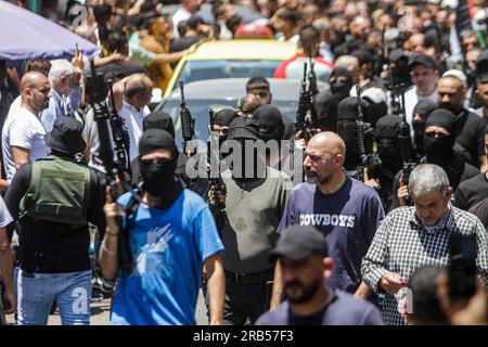 Nablus, Palästina. 07. Juli 2023. Maskierte Schützen nehmen an der Beerdigung zweier Palästinenser Teil, die von israelischen Spezialeinheiten im nördlichen Westjordanland getötet wurden. Eine israelische Spezialeinheit infiltrierte die Altstadt von Nablus und tötete zwei palästinensische Schützen. Die Spezialeinheit zog sich zurück, nachdem die israelische Armee kam und das Gebiet sicherstellte. (Foto von Nasser Ishtayeh/SOPA Images/Sipa USA) Guthaben: SIPA USA/Alamy Live News Stockfoto