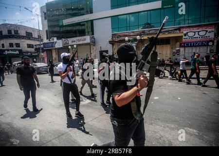 Nablus, Palästina. 07. Juli 2023. Maskierte Schützen nehmen an der Beerdigung zweier Palästinenser Teil, die von israelischen Spezialeinheiten im nördlichen Westjordanland getötet wurden. Eine israelische Spezialeinheit infiltrierte die Altstadt von Nablus und tötete zwei palästinensische Schützen. Die Spezialeinheit zog sich zurück, nachdem die israelische Armee kam und das Gebiet sicherstellte. (Foto von Nasser Ishtayeh/SOPA Images/Sipa USA) Guthaben: SIPA USA/Alamy Live News Stockfoto