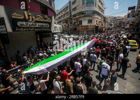 Nablus, Palästina. 07. Juli 2023. Die Trauernden marschieren mit der palästinensischen Flagge während der Beerdigung zweier Palästinenser, die von israelischen Spezialeinheiten im nördlichen Westjordanland getötet wurden. Eine israelische Spezialeinheit infiltrierte die Altstadt von Nablus und tötete zwei palästinensische Schützen. Die Spezialeinheit zog sich zurück, nachdem die israelische Armee kam und das Gebiet sicherstellte. (Foto von Nasser Ishtayeh/SOPA Images/Sipa USA) Guthaben: SIPA USA/Alamy Live News Stockfoto