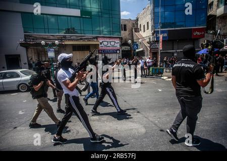 Nablus, Palästina. 07. Juli 2023. Maskierte Schützen nehmen an der Beerdigung zweier Palästinenser Teil, die von israelischen Spezialeinheiten im nördlichen Westjordanland getötet wurden. Eine israelische Spezialeinheit infiltrierte die Altstadt von Nablus und tötete zwei palästinensische Schützen. Die Spezialeinheit zog sich zurück, nachdem die israelische Armee kam und das Gebiet sicherstellte. (Foto von Nasser Ishtayeh/SOPA Images/Sipa USA) Guthaben: SIPA USA/Alamy Live News Stockfoto
