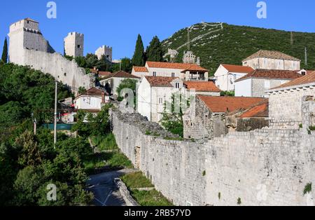 Blick auf die Burgmauern und das Dorf Mali Ston Mali Ston, Halbinsel Peljesac, Adriaküste, Kroatien. Stockfoto