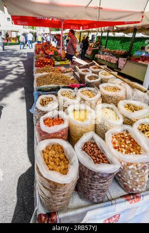 Schalenfrüchte kristallisierte Früchte und andere Produkte werden auf dem grünen Markt in der Nähe der östlichen Mauern des Diokletianpalastes in Split, Dalmatien, Kroatien, verkauft. Stockfoto
