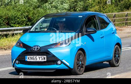 Milton Keynes, Großbritannien - Juli 7. 2023: 2015 blauer TOYOTA AYGO, der auf einer britischen Straße fährt Stockfoto