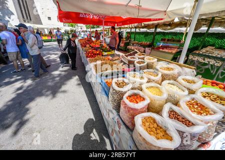 Schalenfrüchte kristallisierte Früchte und andere Produkte werden auf dem grünen Markt in der Nähe der östlichen Mauern des Diokletianpalastes in Split, Dalmatien, Kroatien, verkauft. Stockfoto