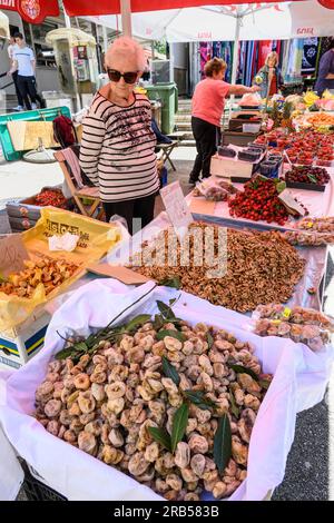 Nussfeigen und andere Produkte werden auf dem grünen Markt in der Nähe der östlichen Mauern des Diokletianpalastes in Split, Dalmatien, Kroatien verkauft. Stockfoto