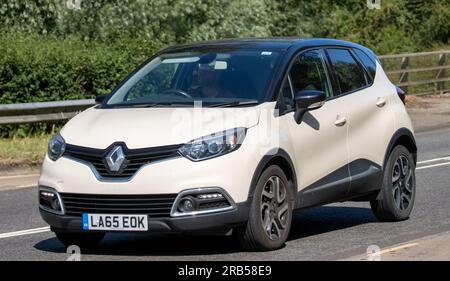Milton Keynes, UK - Juli 7. 2023: 2016 Creme Diesel RENAULT CAPTUR Auto, das auf einer britischen Straße fährt Stockfoto