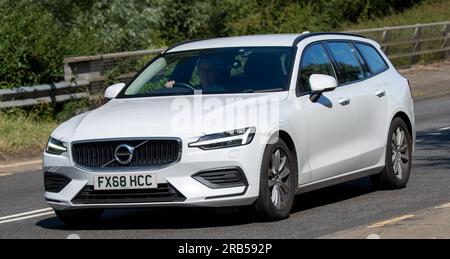 Milton Keynes, Großbritannien - Juli 7. 2023: 2018 weißer VOLVO V60 Kombi, der auf einer britischen Straße fährt Stockfoto