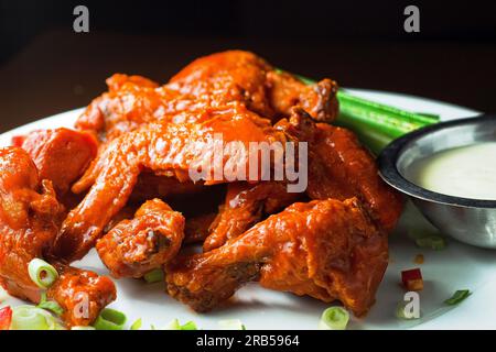 Chicken Wings in einer Bar auf einem Teller mit Sauce Stockfoto