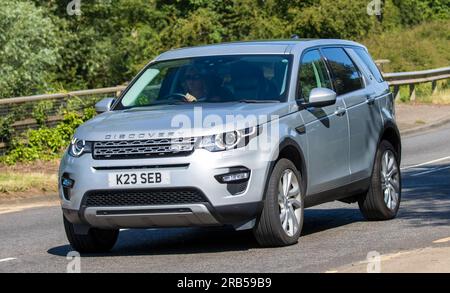 Milton Keynes, Großbritannien - Juli 7. 2023: 2019 LAND ROVER DISCOVERY SPORTWAGEN auf einer britischen Straße Stockfoto