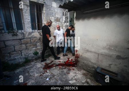 Nablus, Palästina. 07. Juli 2023. Palästinenser inspizieren den Ort, an dem zwei Palästinenser von israelischen Spezialeinheiten in der Altstadt von Nablus im nördlichen Westjordanland getötet wurden. Eine israelische Spezialeinheit infiltrierte die Altstadt von Nablus und tötete zwei palästinensische Schützen. Die Spezialeinheit zog sich zurück, nachdem die israelische Armee kam und das Gebiet sicherstellte. Kredit: SOPA Images Limited/Alamy Live News Stockfoto