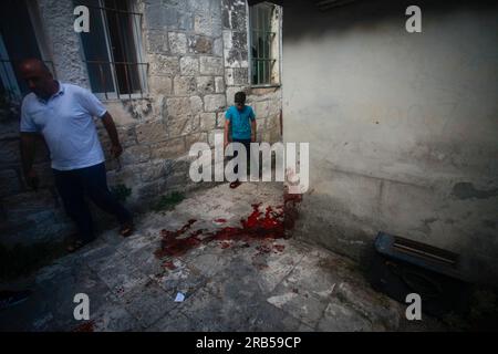 Nablus, Palästina. 07. Juli 2023. Palästinenser inspizieren den Ort, an dem zwei Palästinenser von israelischen Spezialeinheiten in der Altstadt von Nablus im nördlichen Westjordanland getötet wurden. Eine israelische Spezialeinheit infiltrierte die Altstadt von Nablus und tötete zwei palästinensische Schützen. Die Spezialeinheit zog sich zurück, nachdem die israelische Armee kam und das Gebiet sicherstellte. Kredit: SOPA Images Limited/Alamy Live News Stockfoto