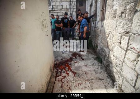 Nablus, Palästina. 07. Juli 2023. Palästinenser inspizieren den Ort, an dem zwei Palästinenser von israelischen Spezialeinheiten in der Altstadt von Nablus im nördlichen Westjordanland getötet wurden. Eine israelische Spezialeinheit infiltrierte die Altstadt von Nablus und tötete zwei palästinensische Schützen. Die Spezialeinheit zog sich zurück, nachdem die israelische Armee kam und das Gebiet sicherstellte. Kredit: SOPA Images Limited/Alamy Live News Stockfoto
